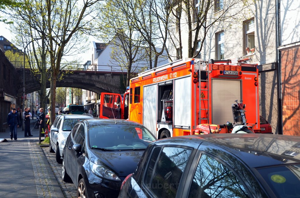 Einsatz BF Koeln Kran beruehrt Oberleitung DB Koeln Gremberg Taunusstr P016.JPG